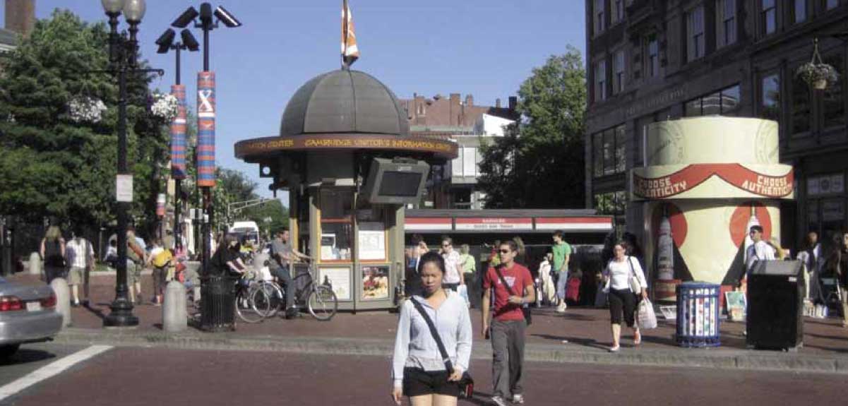 The pulsating Harvard Square is not only
the centre of campus but also the centre
of commercial life in the neighbourhood.
The entrance to the green Harvard Yard is
immediately behind the square.